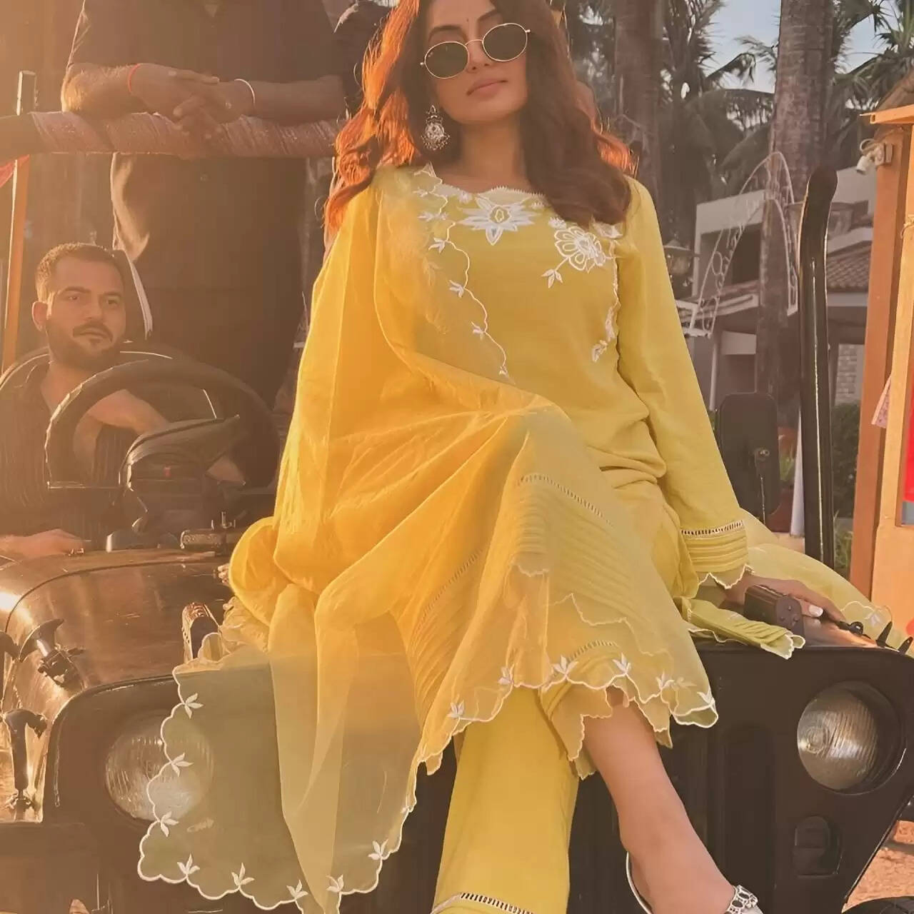 बिहार विधानसभा चुनाव 2025: अक्षरा सिंह का हेलीकॉप्टर से वोट मांगने का अंदाज