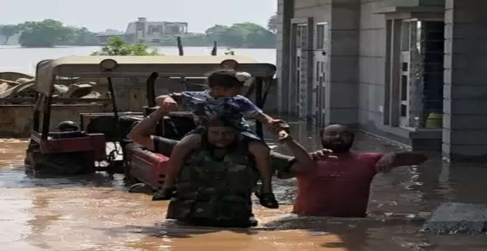 पंजाब में बाढ़ के कारण 3 लोगों की मौत, अब तक 8 हजार लोगों को बचाया गया : स्पेशल डीजीपी