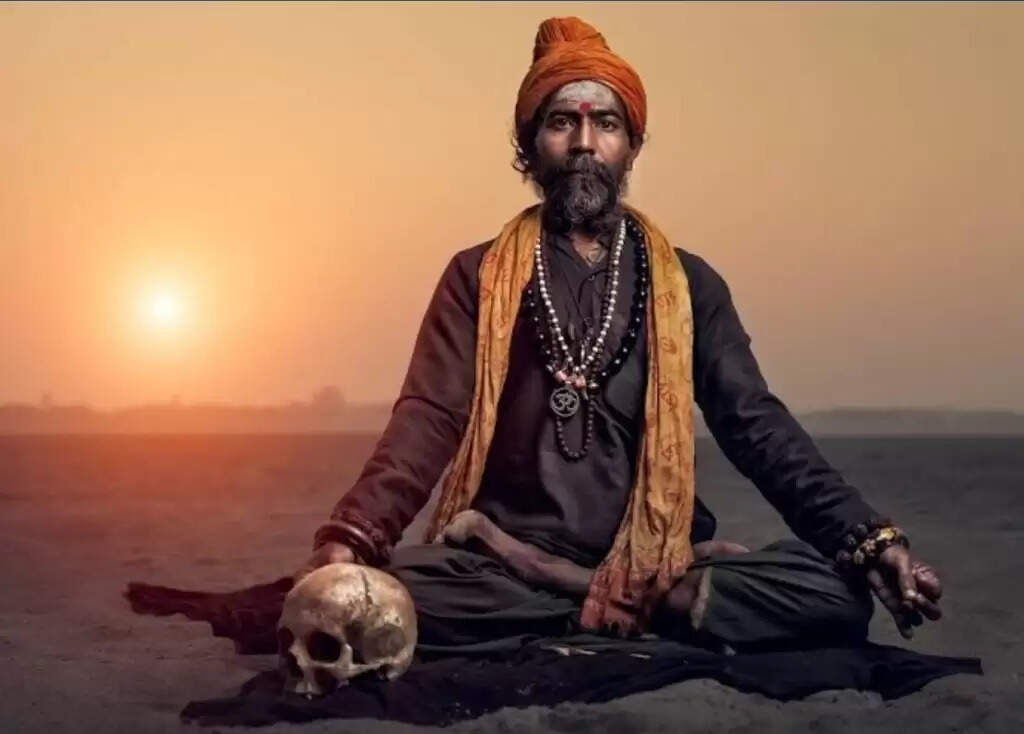 साधुओं के कपड़ों के रंगों का रहस्य: भगवा, सफेद और काला