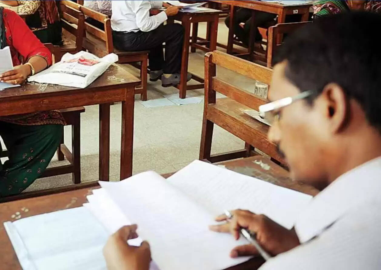छात्र की अनोखी आंसर शीट में फिल्मी गाने, टीचर का मजेदार रिमार्क