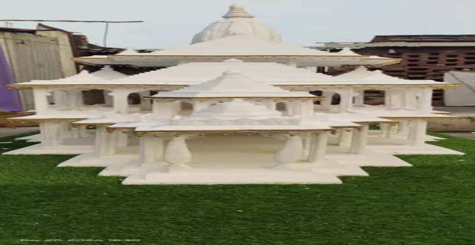जौनपुर के एक परिवार ने बनाया ‘राम मंदिर’ का भव्य मॉडल, महाकुंभ में दर्शन कर पाएंगे श्रद्धालु