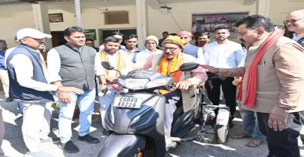दिव्यांग नेमी सिंह को मिली पेट्रोल स्कूटी, उपमुख्यमंत्री ने की मदद