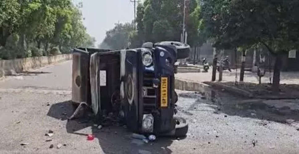 नोएडा में श्रमिकों का प्रदर्शन हिंसक हुआ, वेतन वृद्धि की मांग