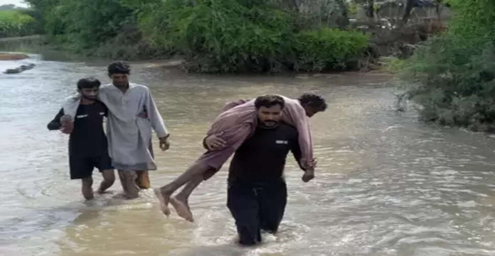 पाकिस्तान में मूसलाधार बारिश से 883 लोगों की मौत, इस्लामाबाद में 'बाढ़' की चेतावनी