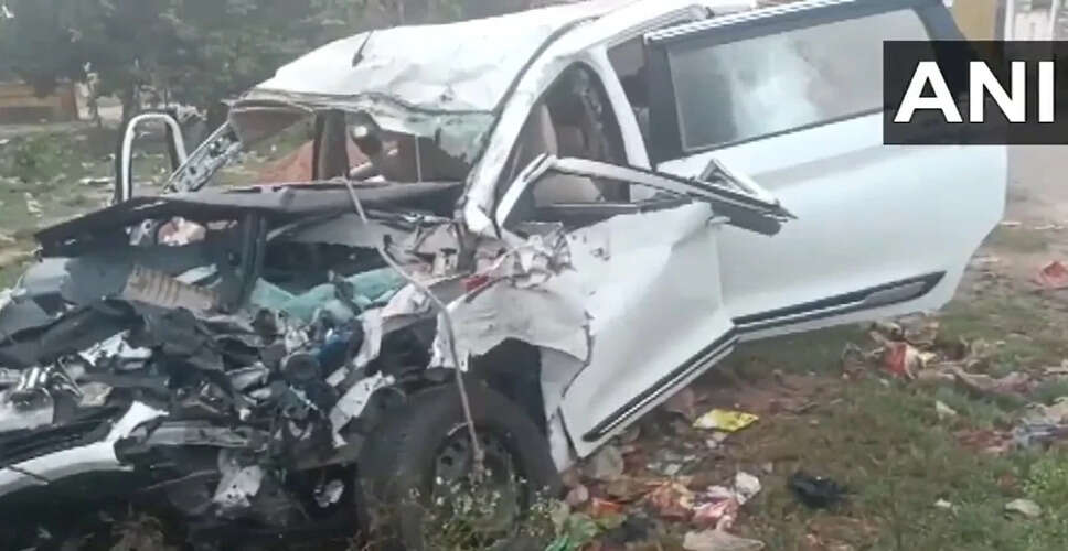 बाराबंकी में ट्रक और कार की भीषण टक्कर, 6 लोगों की मौत