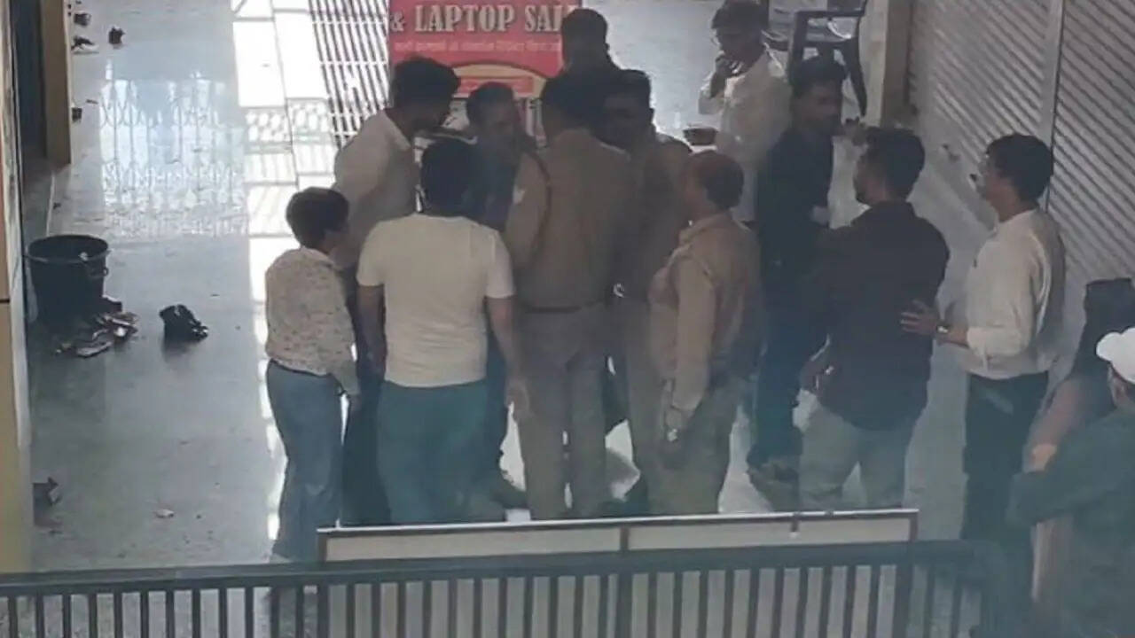 यूट्यूबर शादाब जकाती का शोरूम उद्घाटन: भीड़ और विवादों का सामना