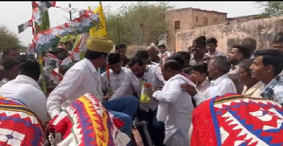 इंडिया गठबंधन के प्रत्याशी बेनीवाल ने नागौर में बैलगाड़ी पर किया प्रचार
