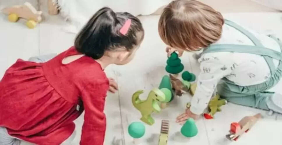 चीन में बच्चे ने क्लासमेट को गिफ्ट किया सोने का बिस्किट, परिवार में मचा हड़कंप