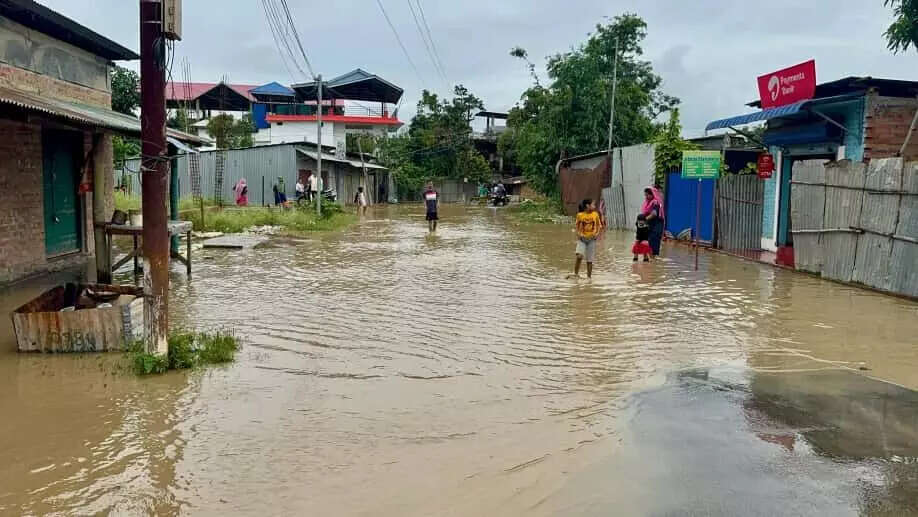 मणिपुर में बाढ़ से तबाही: दो नदियों ने तोड़े तटबंध