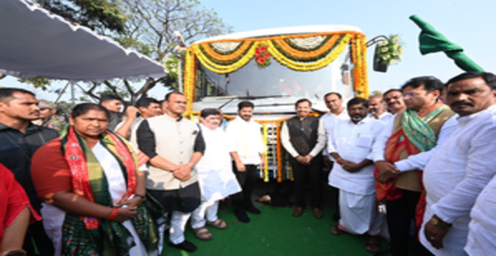 तेलंगाना के मुख्यमंत्री ने टीएसआरटीसी की 100 नई बसों को हरी झंडी दिखाई