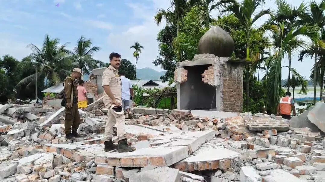 धुबरी में भूमि खाली कराने की कार्रवाई में हिंसा, स्थानीय लोगों का विरोध