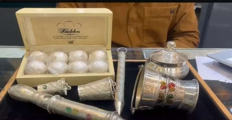 लखनऊ में होली की धूम, चांदी की पिचकारियों की बढ़ती मांग