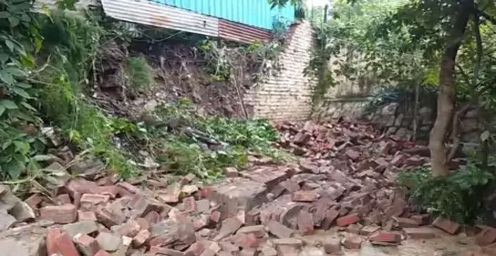दिल्ली : सिविल लाइंस में भारी बारिश के कारण गिरी कॉलोनी की दीवार, दो की मौत
