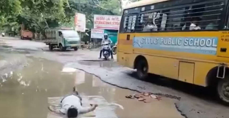कानपुर में पिता का अनोखा विरोध: गड्ढे में गिरने से बेटी की चोट पर जताया आक्रोश