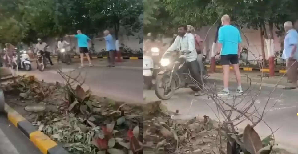 विदेशियों ने पुणे में बाइक सवारों को सिखाया ट्रैफिक नियम