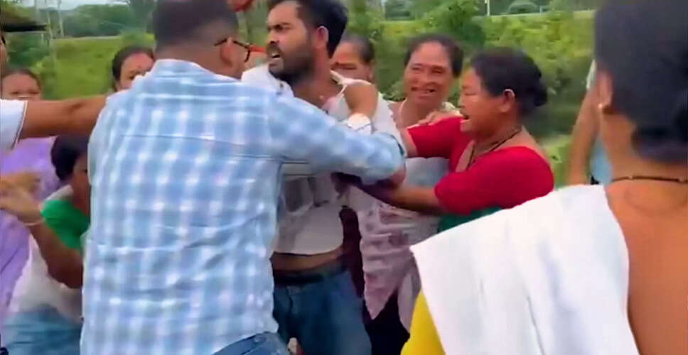 लखीमपुर में सड़क किनारे खाने की दुकान पर हमला, महिला के साथ हुई बर्बरता