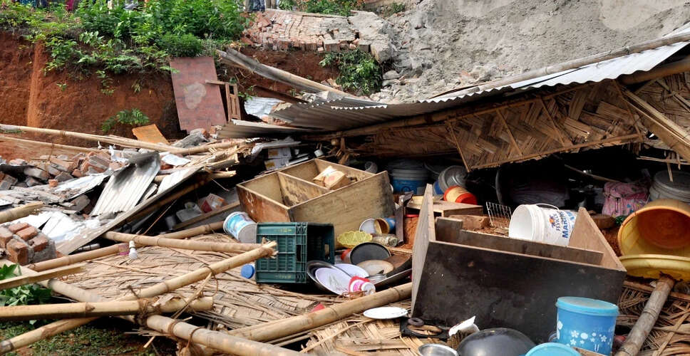 बारिश से कच्चा मकान ढहा, पत्नी की मौत और पति घायल