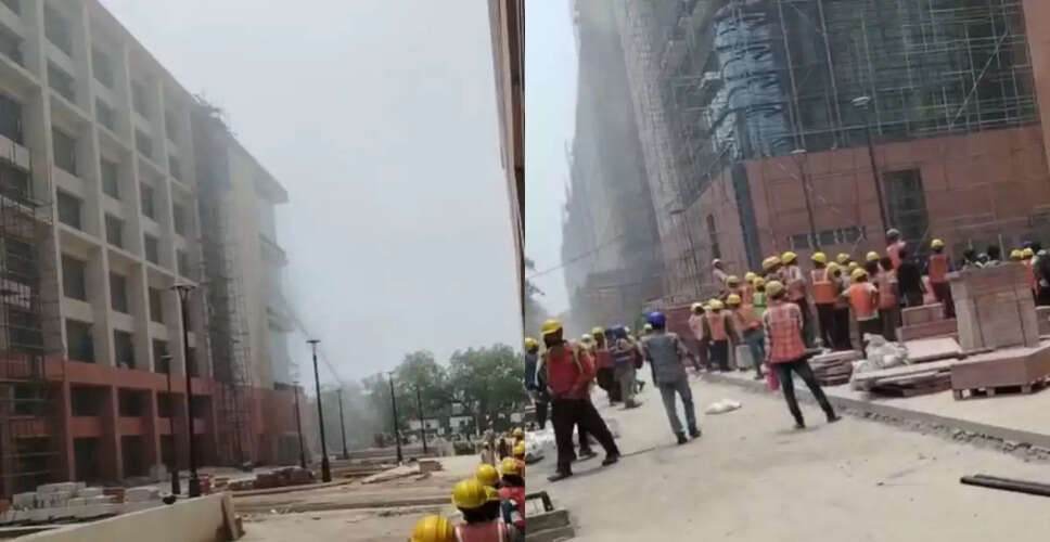 दिल्ली के जनपथ रोड पर CCS भवन में भीषण आग, 13 दमकलें मौके पर पहुंचीं