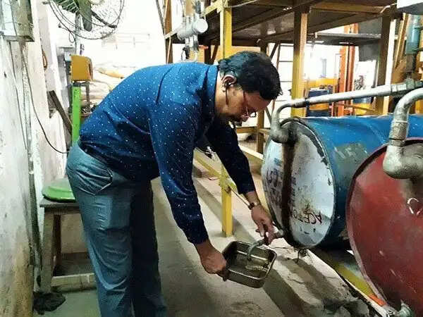 प्लास्टिक कचरे से सस्ता पेट्रोल बनाने वाले प्रोफेसर की अनोखी पहल