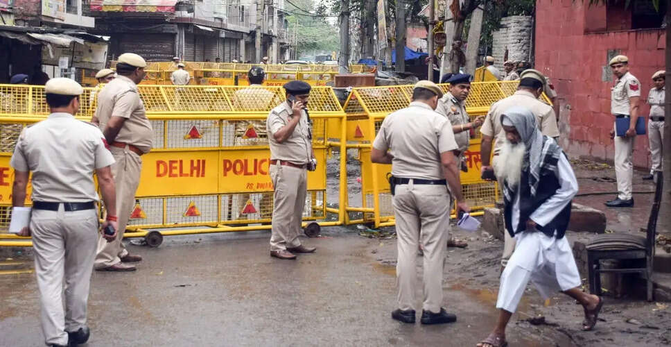 ग्रेटर नोएडा में मज़दूरों का वेतन बढ़ाने की मांग पर उग्र प्रदर्शन