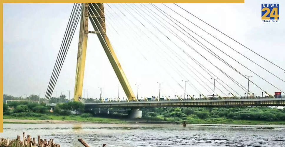 दिल्ली के सिग्नेचर ब्रिज से यमुना में कूदने वाली महिला की तलाश जारी