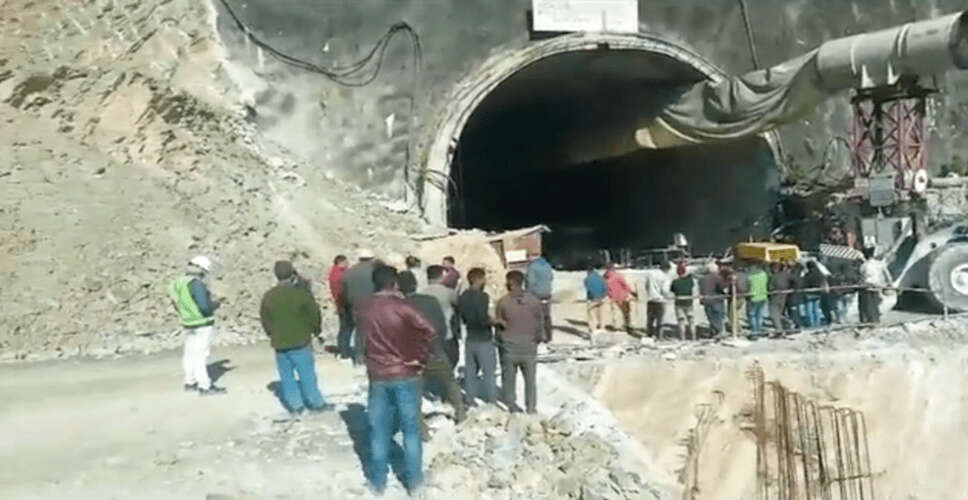 उत्तरकाशी में ध्वस्त सुरंग में फंसे झारखंड के 13 मजदूर, चिंतित हैं परिजन