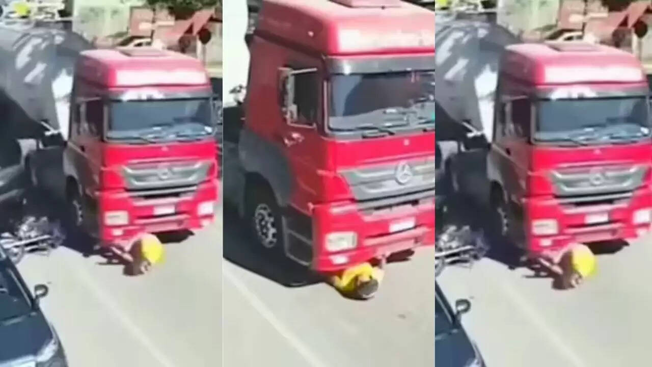 खौफनाक सड़क हादसा: ट्रक के नीचे आने से बाल-बाल बचा बाइक सवार