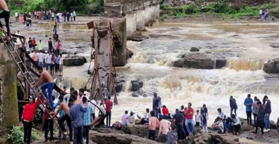 पुणे में पुल गिरने से चार की मौत, 51 घायल