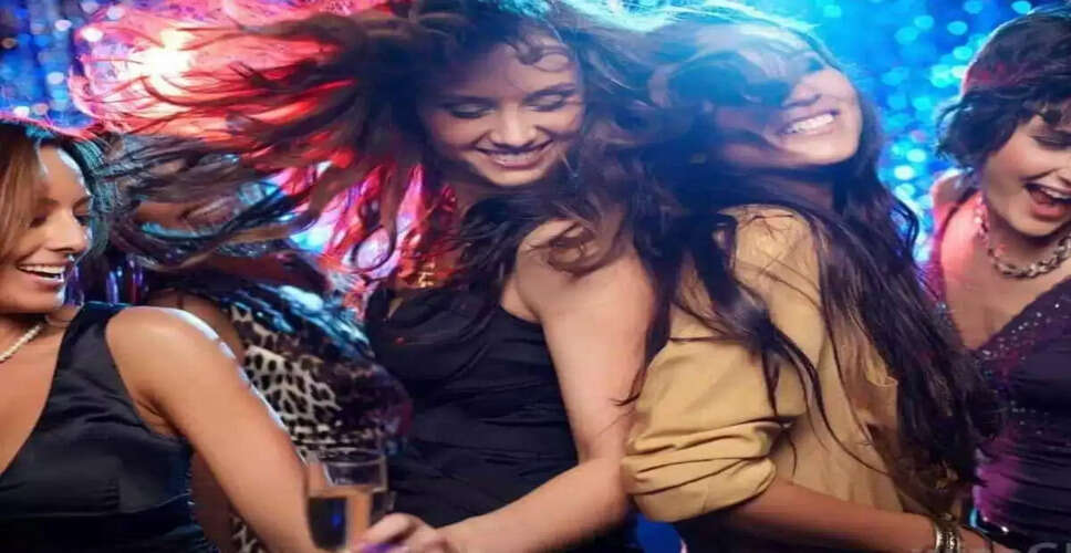 दिल्ली की नाइटलाइफ: बेहतरीन क्लब और कैफे जो रात 10 बजे के बाद रंगीन हो जाते हैं