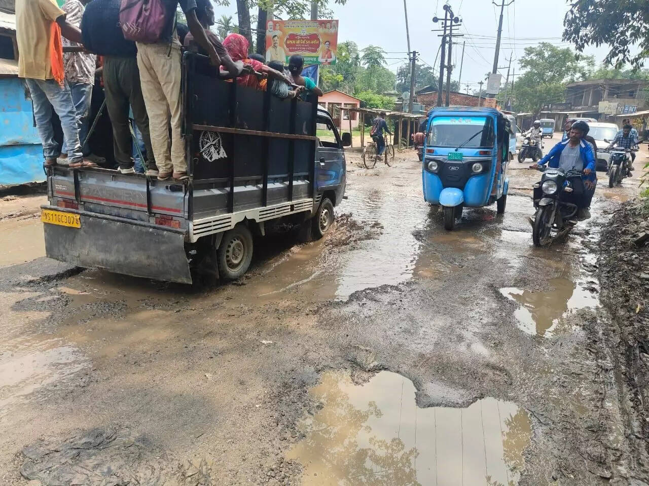 सिलचर और असम विश्वविद्यालय को जोड़ने वाली सड़क की स्थिति गंभीर, छात्रों में बढ़ी चिंता