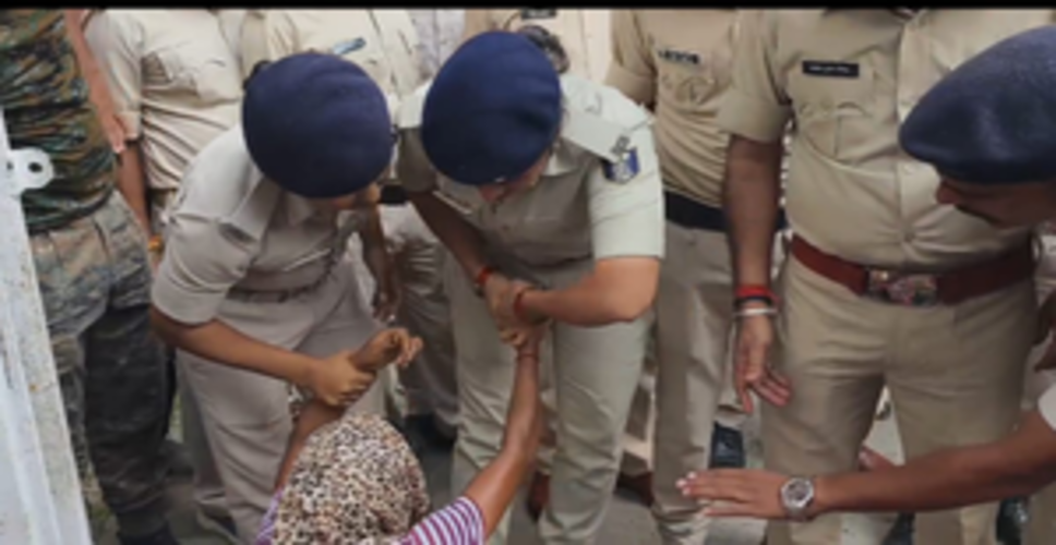 बिहार में जमीन को लेकर विवाद, 10 महिलाओं ने की आत्मदाह की कोशिश
