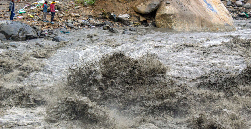 जम्मू-कश्मीर में बादल फटने से आई बाढ़, 10 से अधिक घर क्षतिग्रस्त