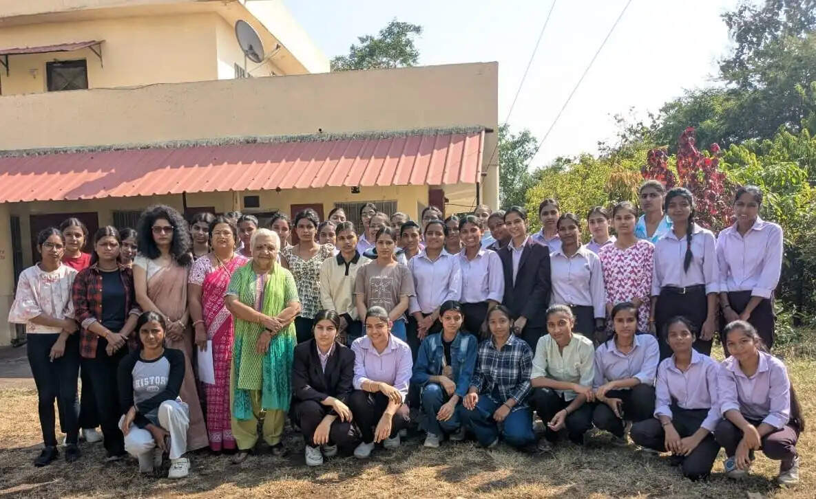इंदौर में पर्यावरण शिक्षा का अनूठा अनुभव: बीएससी बायो-साइंस छात्रों का शैक्षणिक भ्रमण