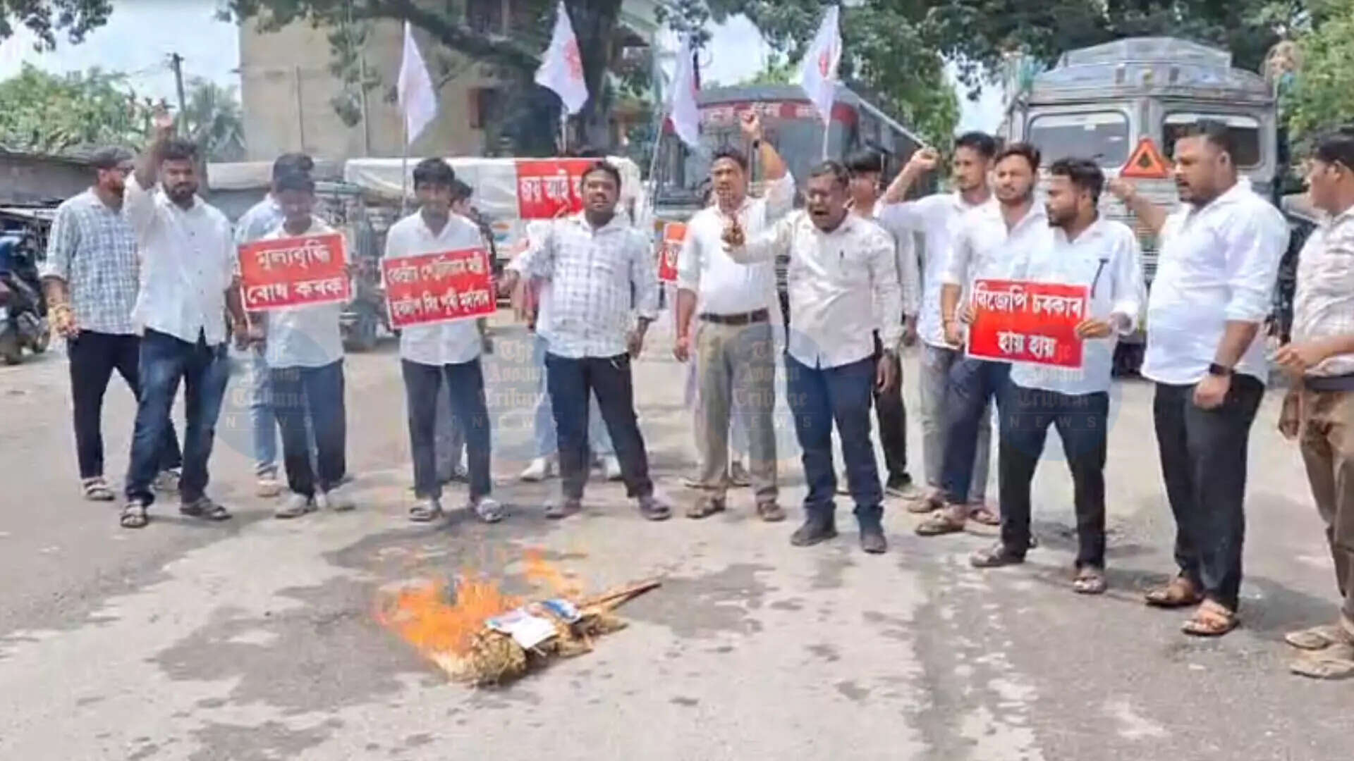 असम में ईंधन मूल्य वृद्धि के खिलाफ छात्रों का प्रदर्शन