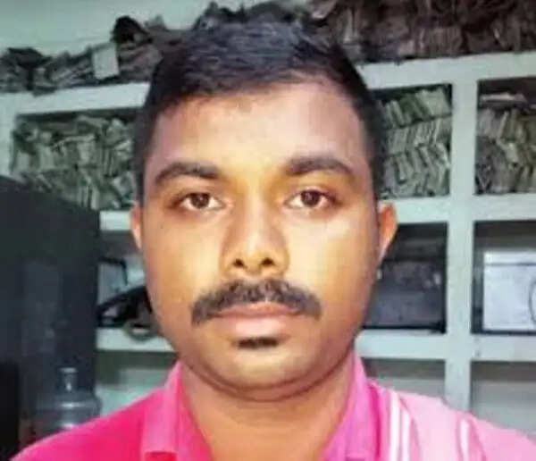 केरल के कुली ने फ्री वाई-फाई से सरकारी नौकरी की परीक्षा पास की