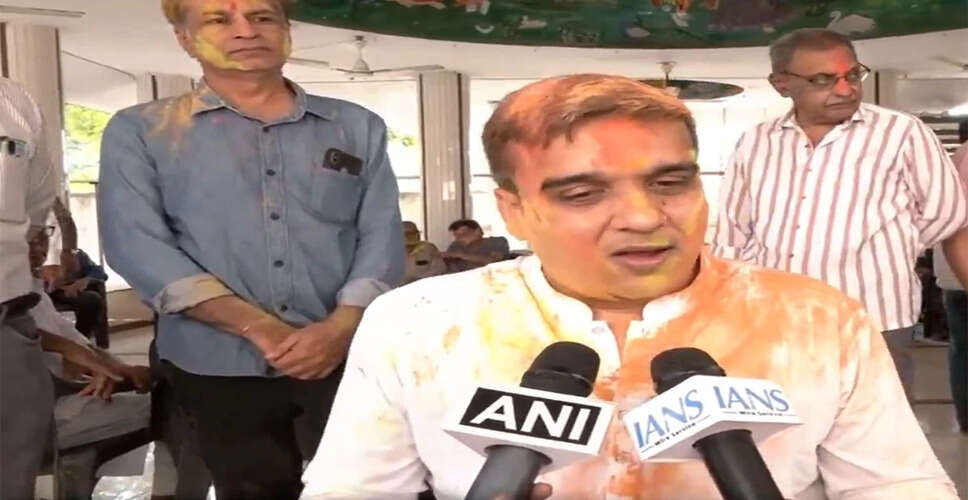 गुजरात में होली का जश्न: उपमुख्यमंत्री और प्रधानमंत्री ने दी शुभकामनाएं