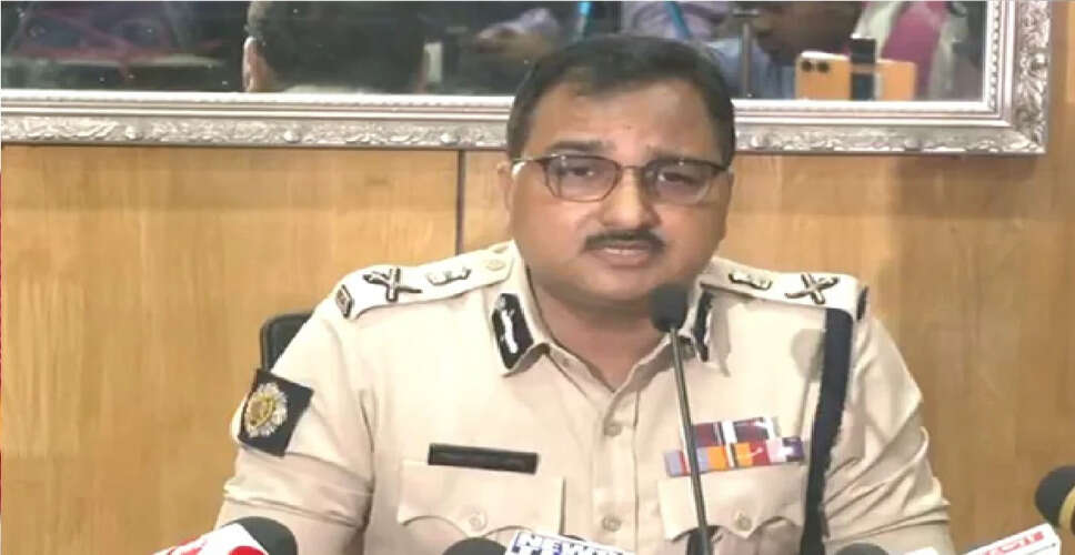 कोलकाता के पूर्व पुलिस आयुक्त ने बलात्कार मामले में पीड़िता का नाम उजागर करने पर मांगी माफी