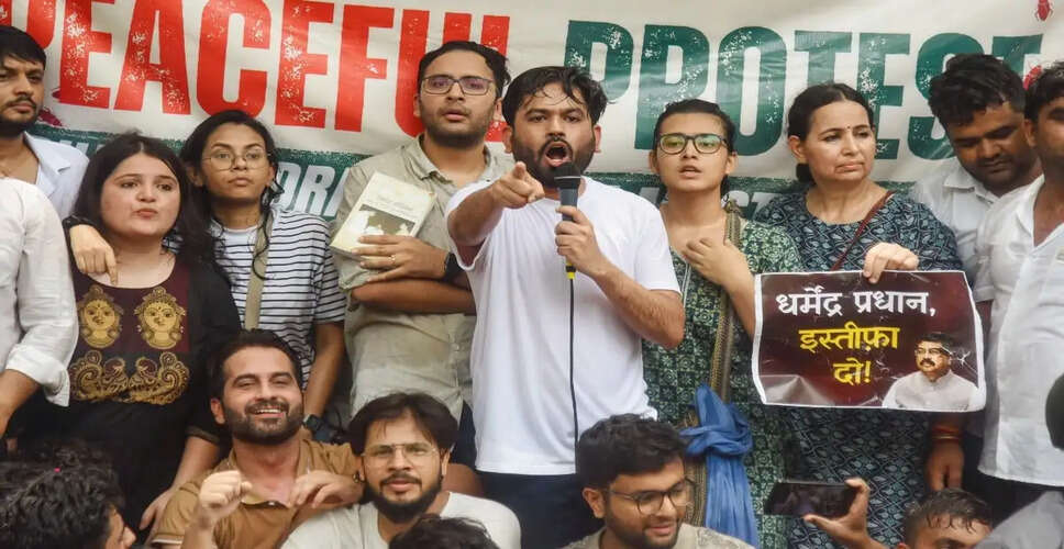 दिल्ली में कॉकरोच जनता पार्टी का प्रदर्शन, शिक्षा मंत्री के इस्तीफे की मांग