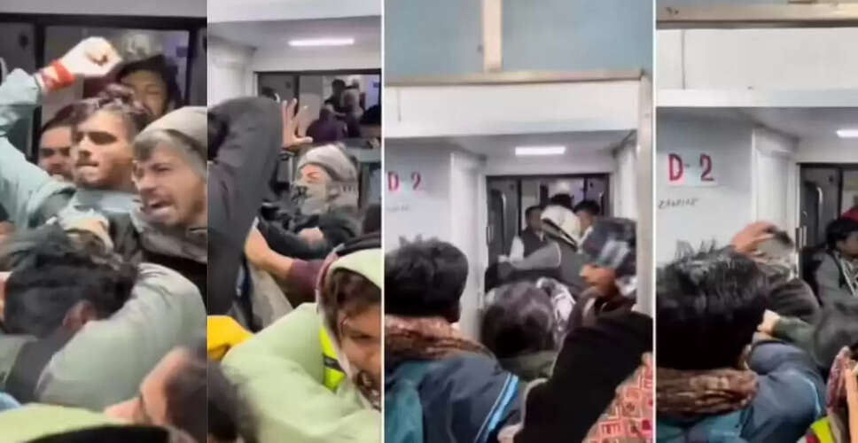 चलती ट्रेन में यात्रियों के बीच हुई हिंसक झड़प का वीडियो वायरल