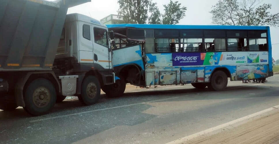 महाराष्ट्र में ट्रक और बस की टक्कर, तीन की मौत और आठ घायल