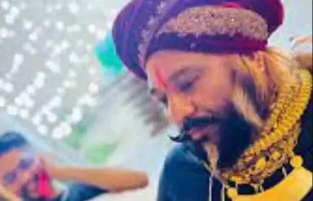 बिहार का गोल्डन मैन: 5 किलो सोने के साथ चलने वाला ठेकेदार