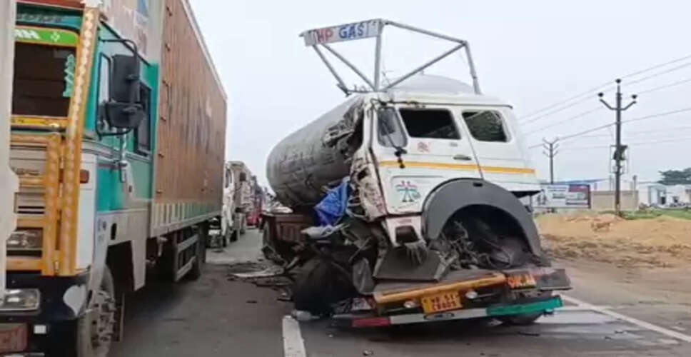 मुर्शिदाबाद में भीषण सड़क हादसा, ट्रक और टैंकर की टक्कर में चालक की मौत