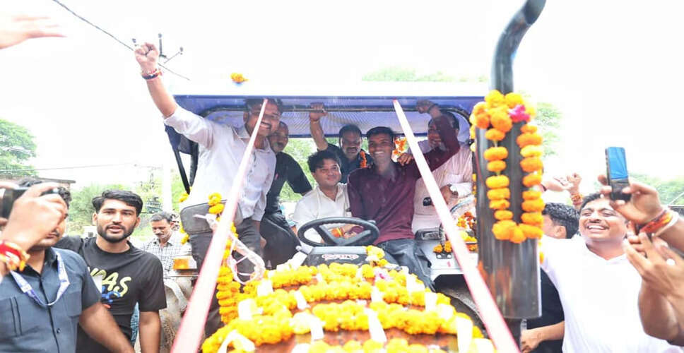 गिरिराज की बहादुरी: सिंधिया ने बाढ़ प्रभावित युवक को भेंट किया नया ट्रैक्टर