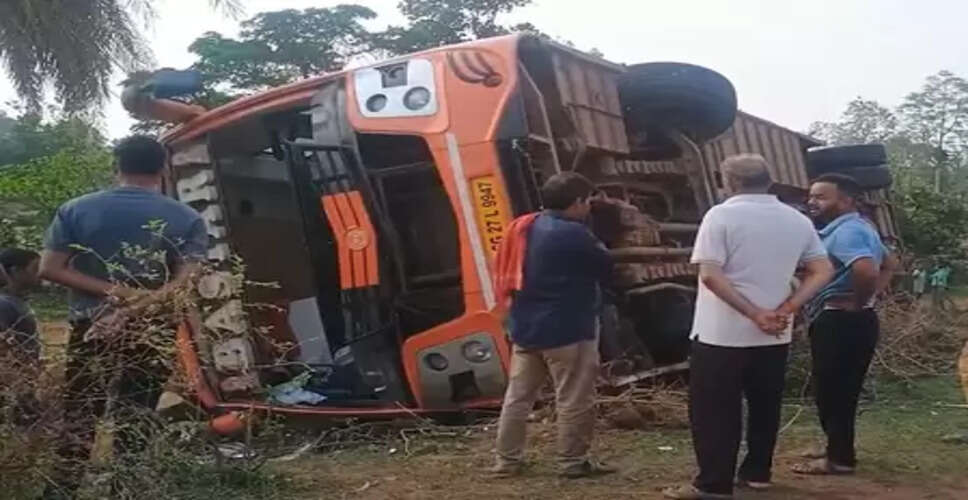 नारायणपुर से रायपुर जा रही बस पलटी,  40 से ज्यादा यात्री थे सवार