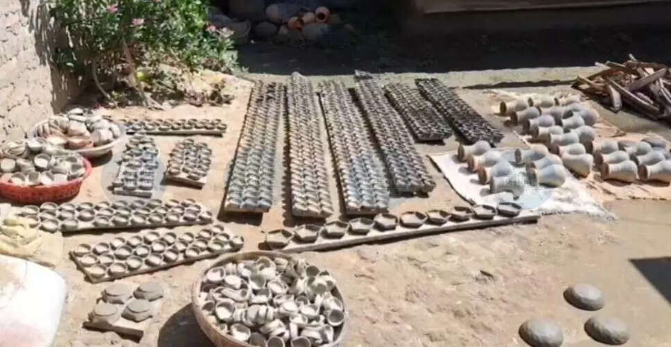 दीपावली की तैयारी में नलबाड़ी के कुम्हारों की मेहनत
