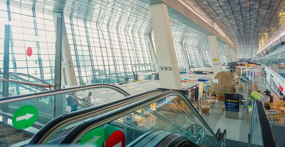 इंडोनेशिया के हवाई अड्डे पर भारी बारिश के कारण छत का ढहना