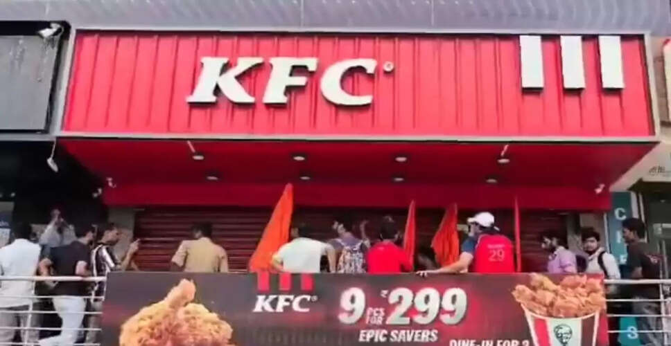 गाज़ियाबाद में हिंदू रक्षा दल ने KFC को बंद कराया, मांस बिक्री पर विरोध