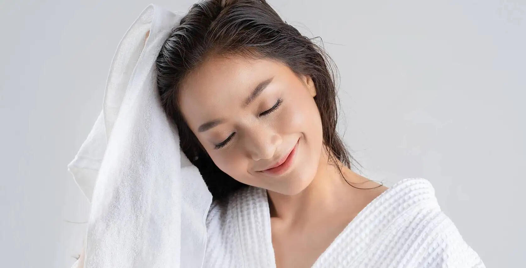 गीले बालों को तौलिए से बांधने के नुकसान: जानें क्यों है यह हानिकारक