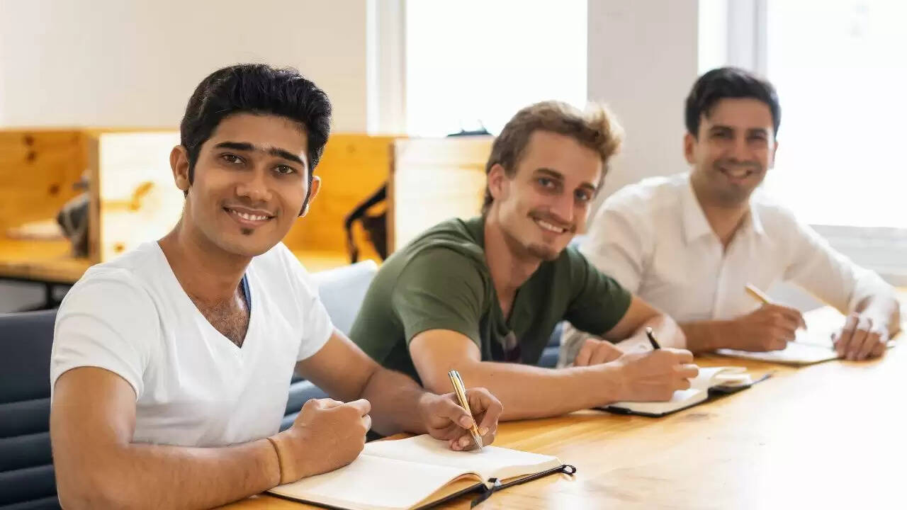 भारतीय छात्रों की अमेरिका में संख्या में भारी गिरावट, जानें कारण