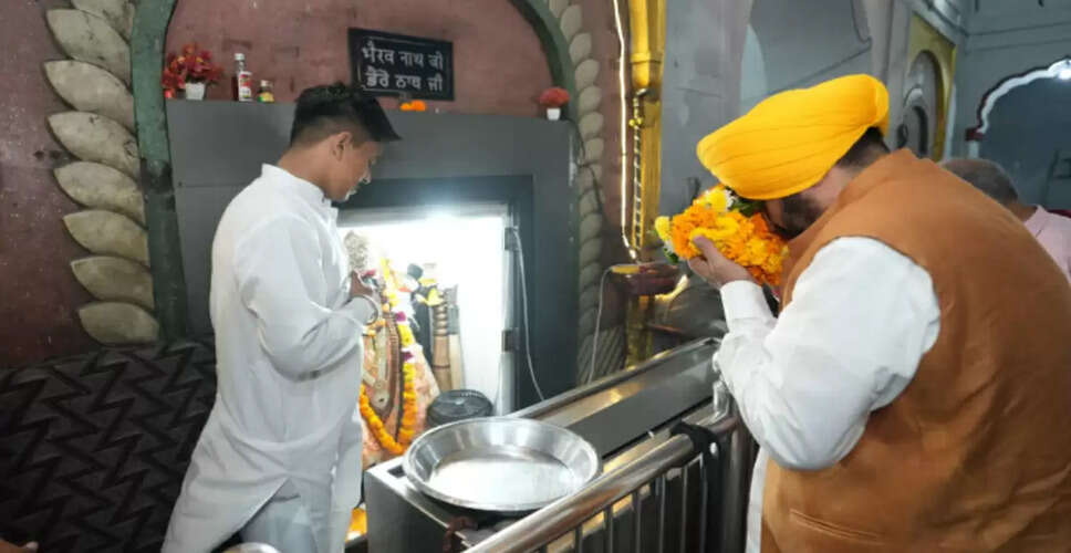 मुख्यमंत्री भगवंत मान ने श्री काली माता मंदिर में की पूजा, राज्य की प्रगति के लिए मांगी आशीर्वाद